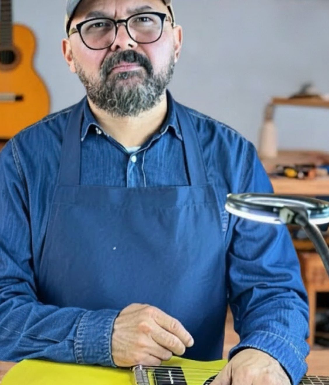 Humberto Pérez trabajando en un instrumento dentro del taller